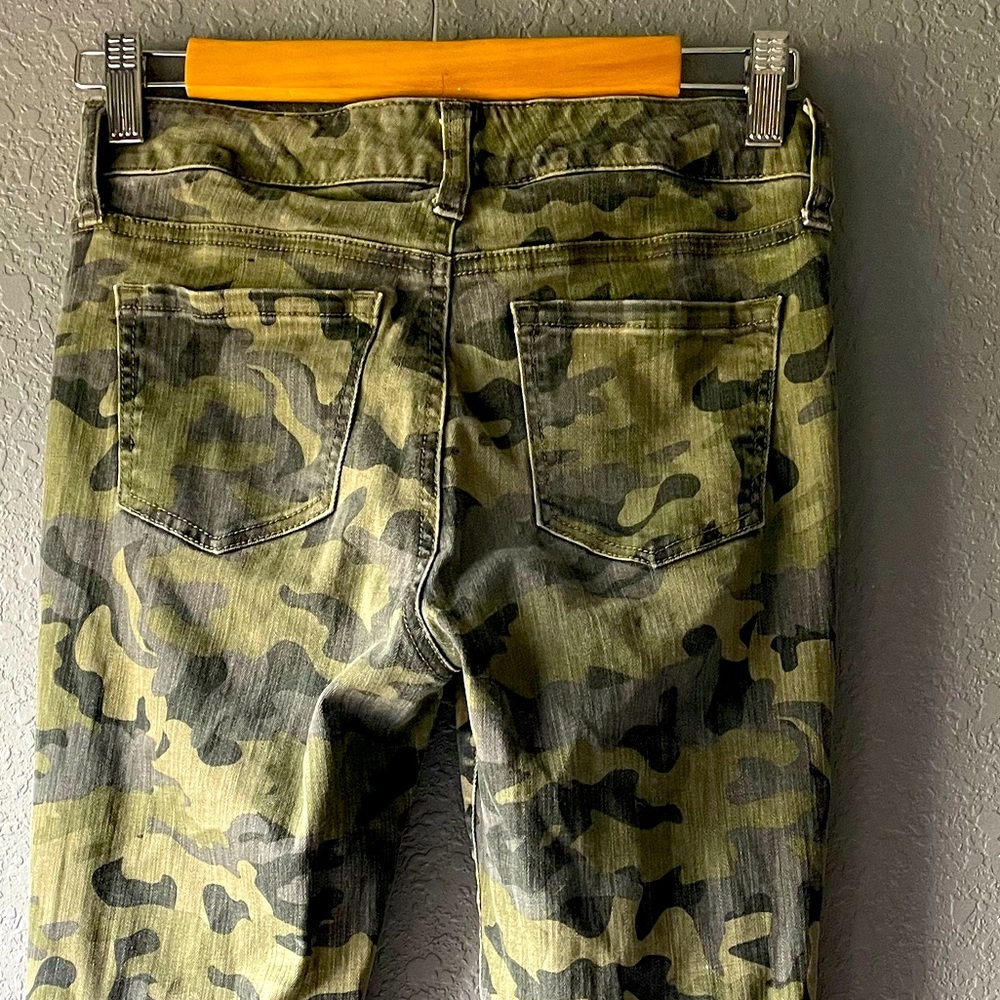Size 3 Black daisy Camo skinny jeans